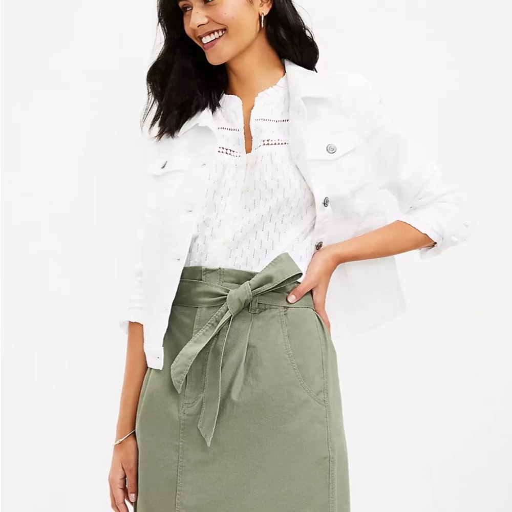 Loft, Paper Bag, Mini Skirt. Soft Sage Green.
Size 6
Excellent Condition